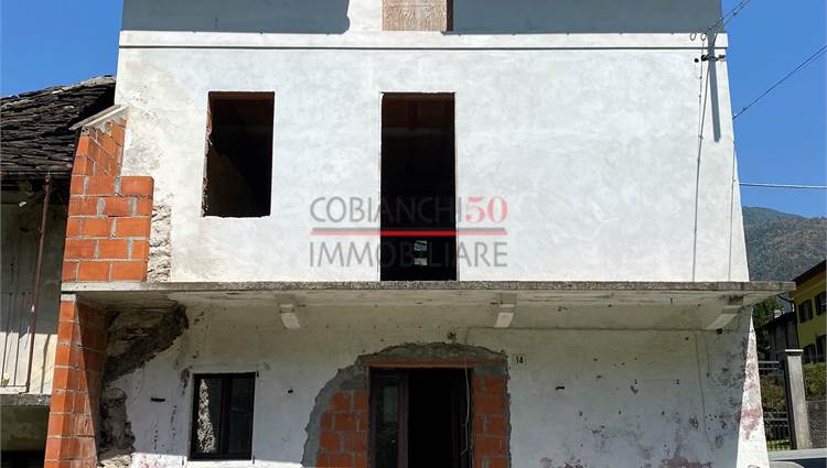 esterno palazzo bianco con terrazzino frontale 