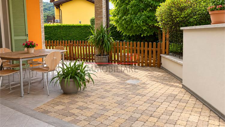 area esterna con uscita da cucina e accesso piscin