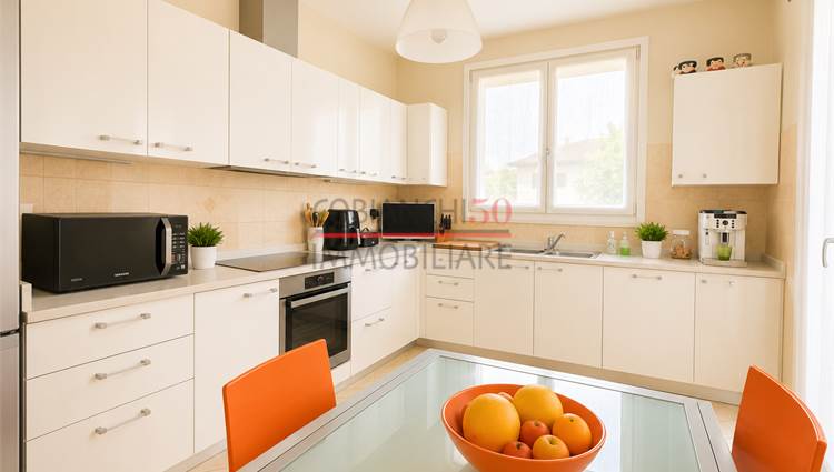 cucina abitabile con accesso a terrazza esterna 