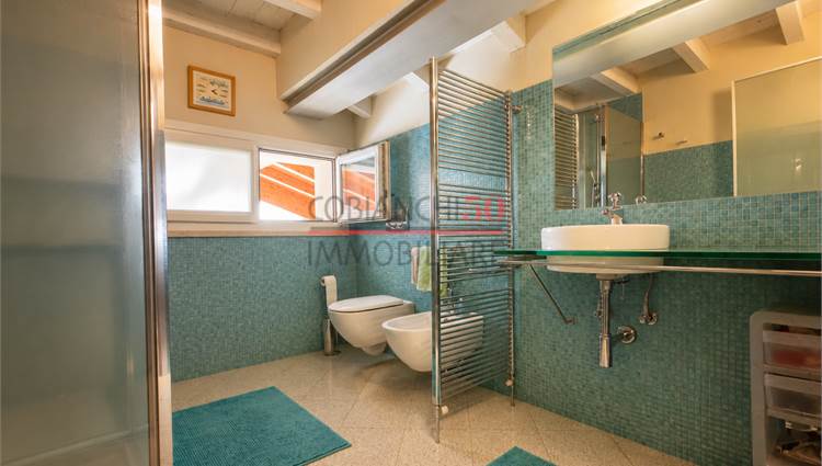 bagno finestrato con box doccia piano primo 