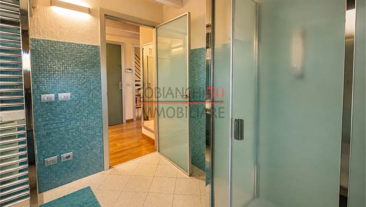 bagno finestrato con box doccia piano primo 