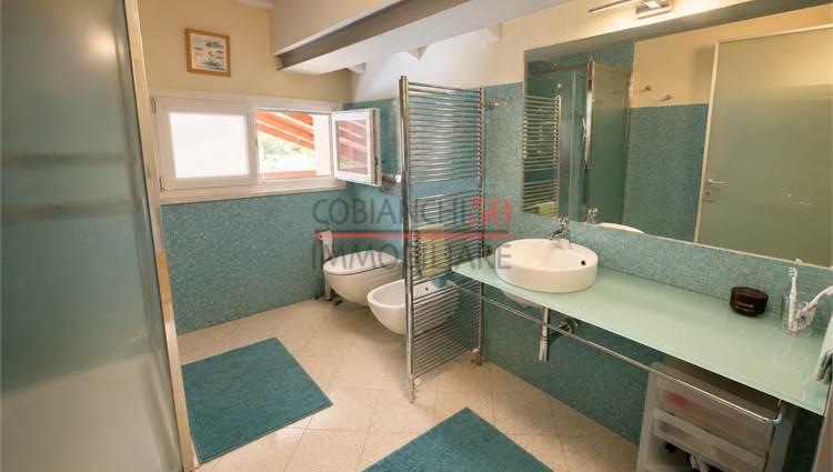 bagno finestrato con box doccia piano primo 