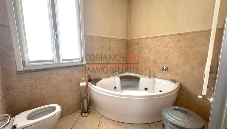 bagno piano terra con vasca idromassaggio