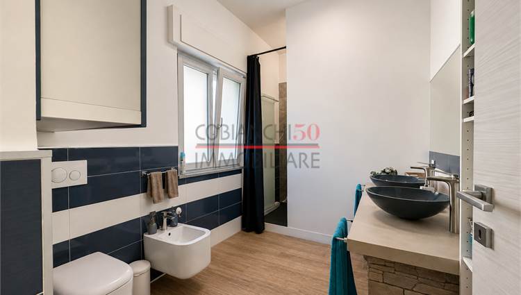 bagno finestrato con doccia 