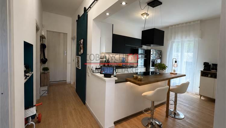 ingresso , cucina con penisola e sala pranzo 