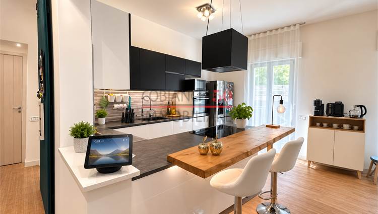 ingresso , cucina con penisola e sala pranzo 