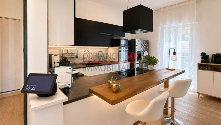 ingresso , cucina con penisola e sala pranzo 