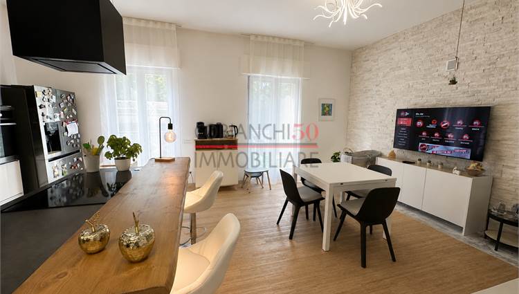 cucina con penisola e sala pranzo