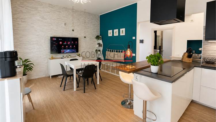 cucina con penisola e sala pranzo 