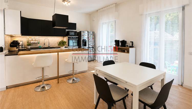 ingresso , cucina con penisola e sala pranzo 