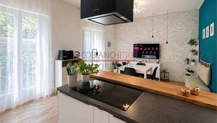 cucina con penisola e sala pranzo 