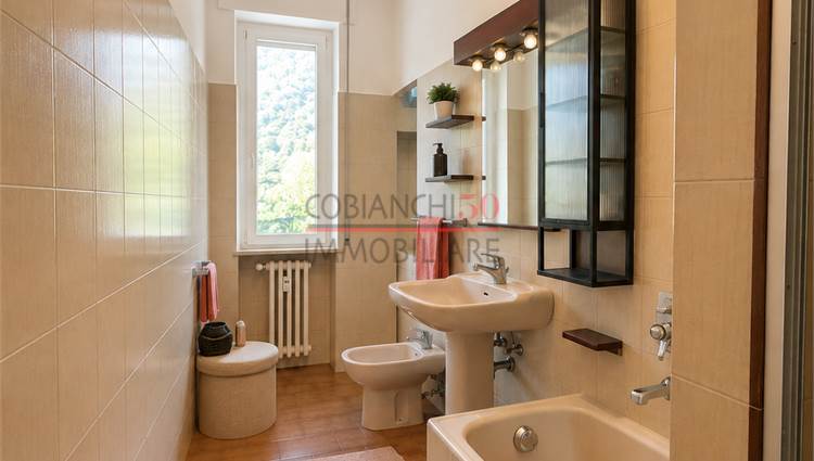 BAGNO FINESTRATO CON DOCCIA E VASCA 