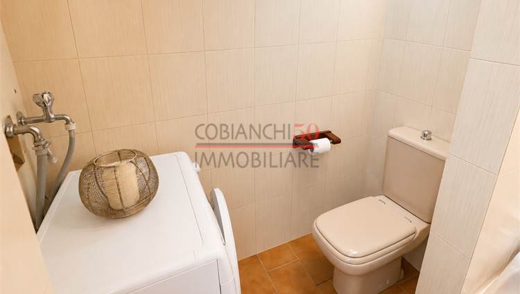 BAGNO FINESTRATO CON DOCCIA E VASCA 