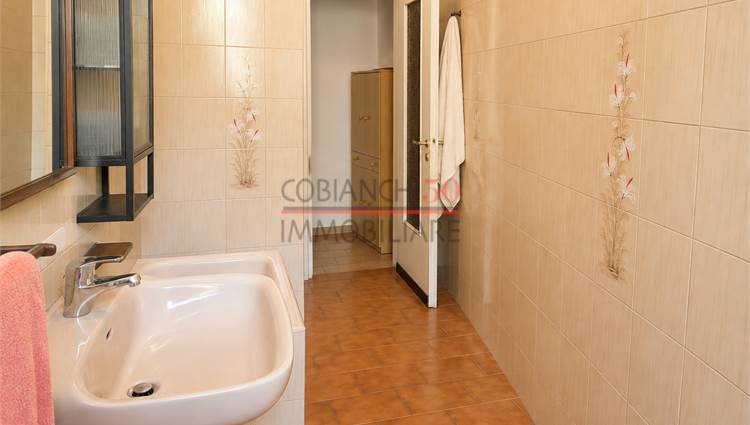 BAGNO FINESTRATO CON DOCCIA E VASCA 
