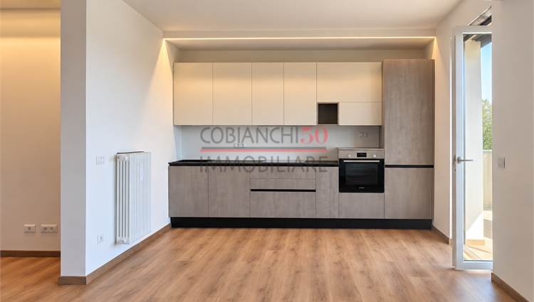 cucina su misura , zona living con balconi 