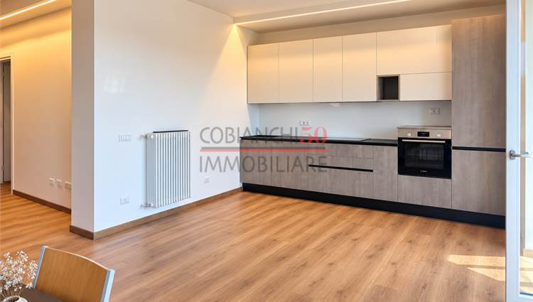 cucina su misura , zona living con balconi 