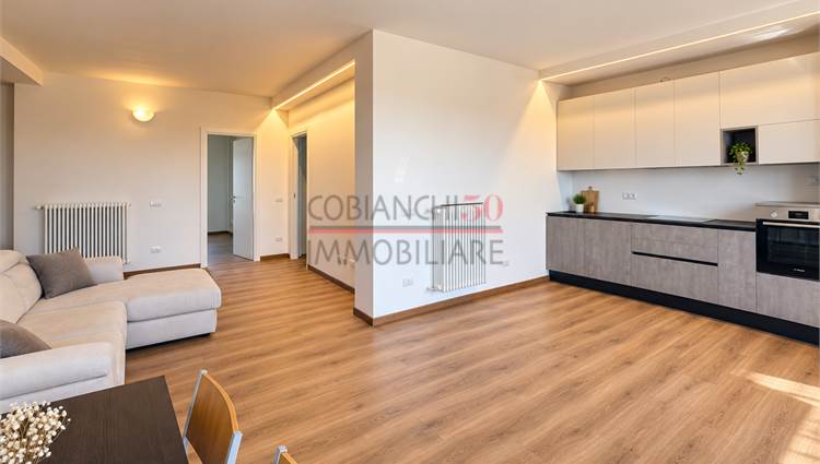 cucina su misura , zona living con balconi 