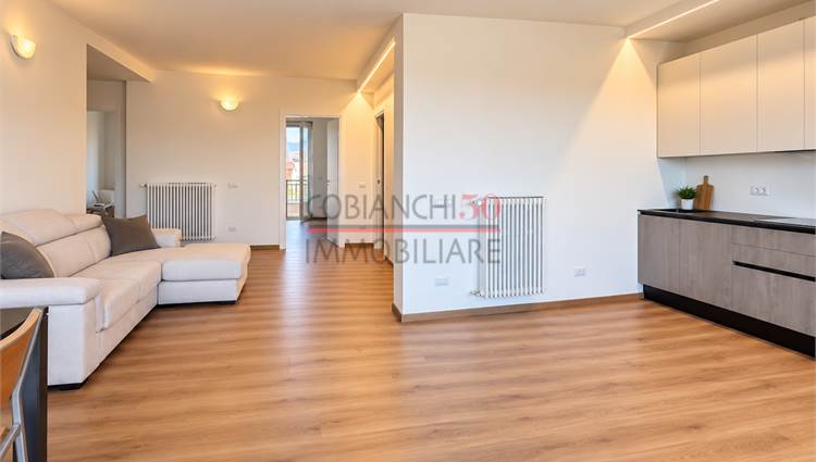 cucina su misura , zona living con balconi 
