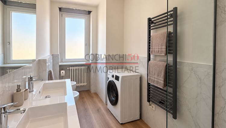 bagno finestrato con box doccia 
