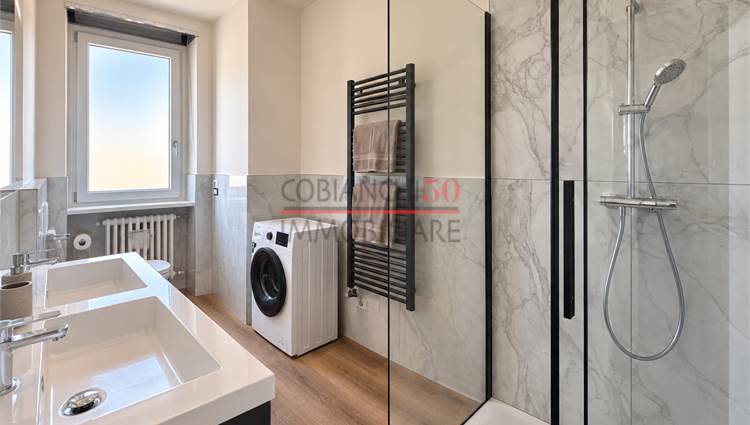 bagno finestrato con box doccia 