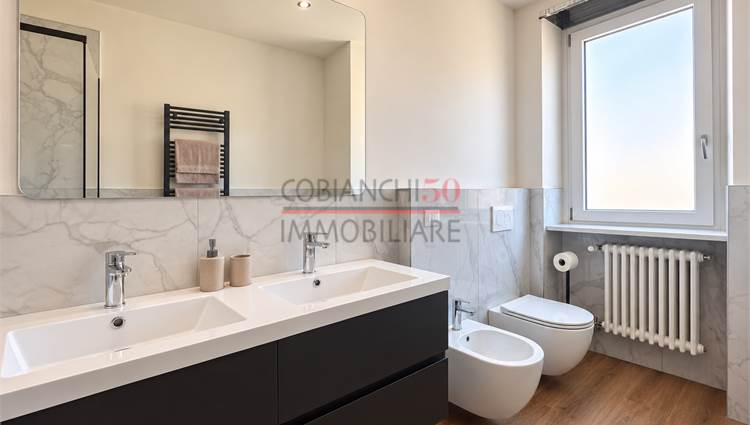 bagno finestrato con box doccia 