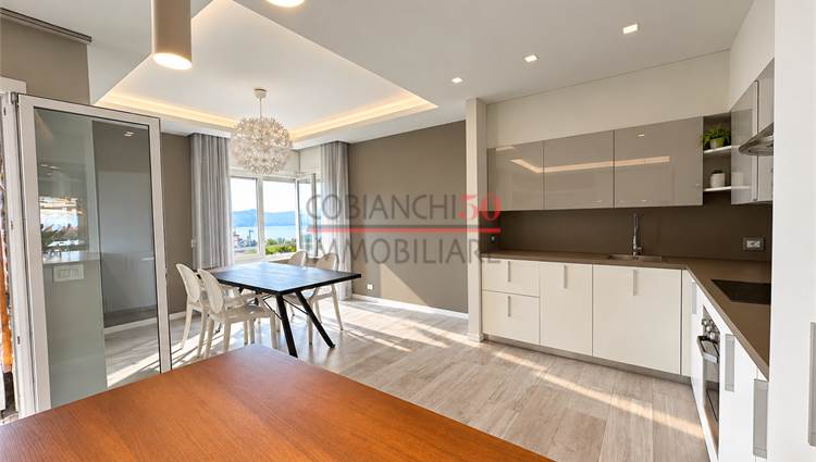 Cucina con sala pranzo, con vista Lago