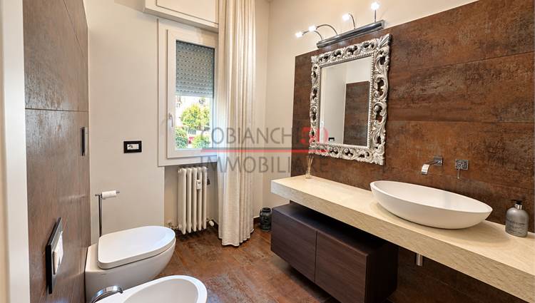 Bagno patronale, finestrato con doccia