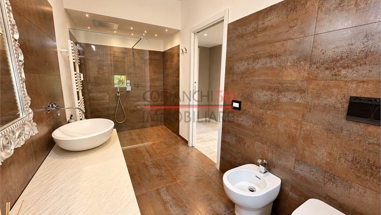 Bagno patronale, finestrato con doccia